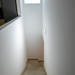 104574