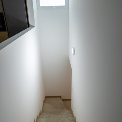 104575