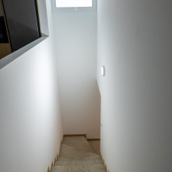 104572