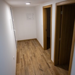 104573